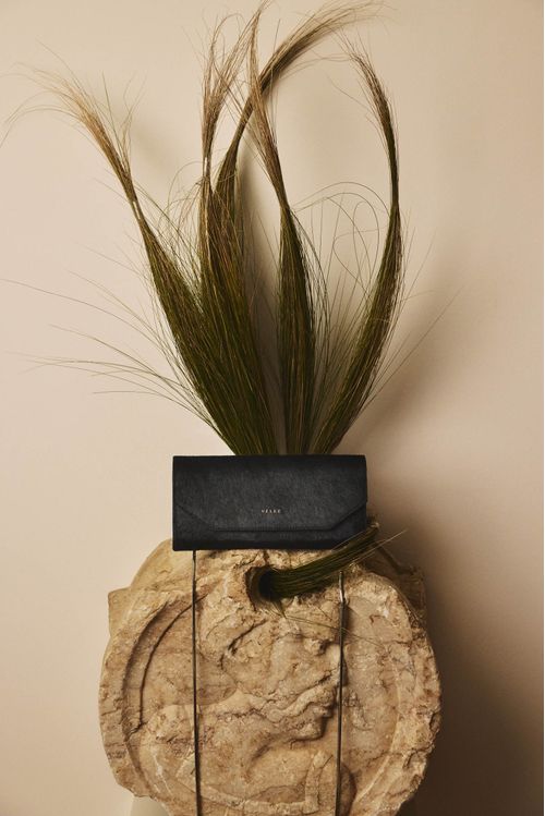 Porta chequera Kauai de cuero pelo para mujer corte hexagonal