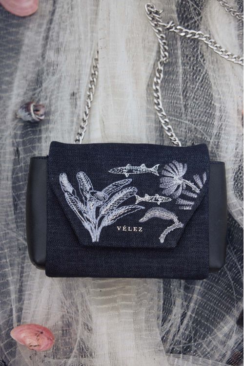 Manos libres mini Lili en denim y cuero para mujer bordado